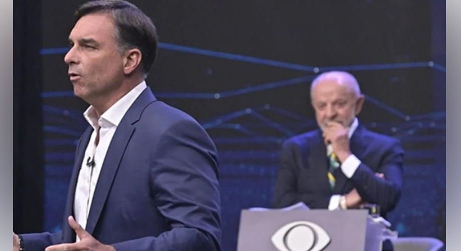 Em debate, Flávio debocha: "Tem Bolsonaro dentro do Lula"