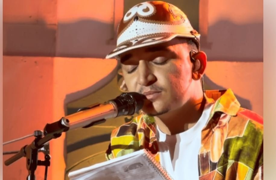 João Gomes lê carta durante show