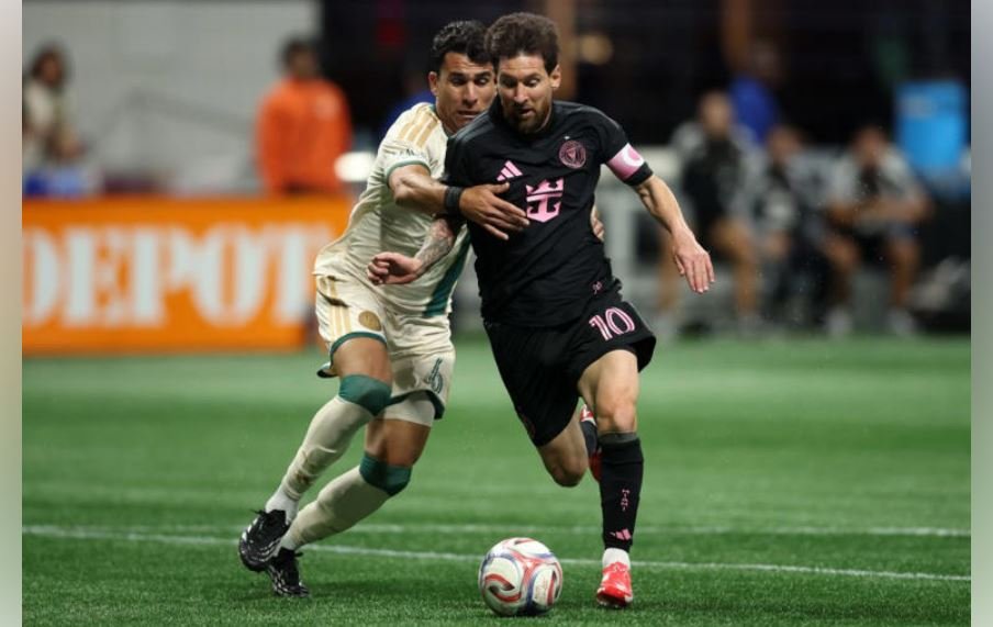 Messi faz dois gols contra o Atlanta United e se aproxima de marca histórica